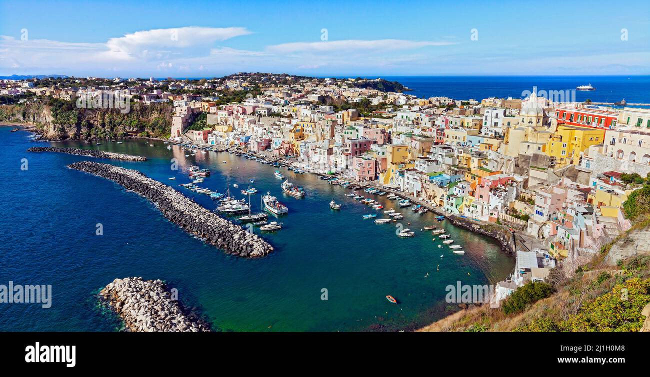 Panorama della bellissima Corricella sull'isola di Procida, Italia Foto Stock