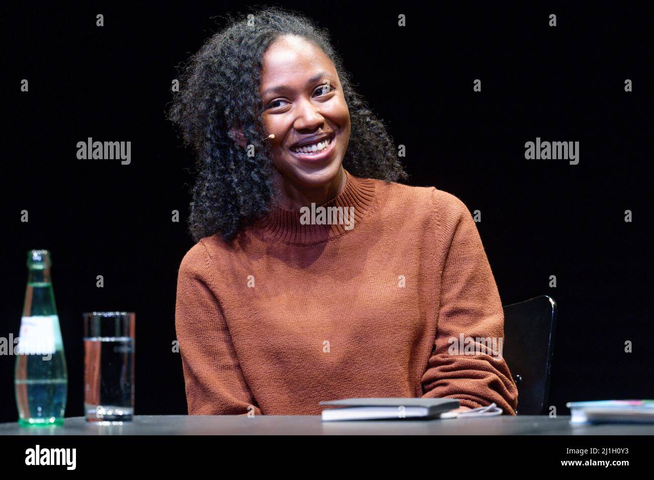 Colonia, Germania. 25th Mar 2022. L'autore Natasha Brown si siede sul palco di un evento come parte del festival lit.Cologne della letteratura. Credit: Henning Kaiser/dpa/Alamy Live News Foto Stock