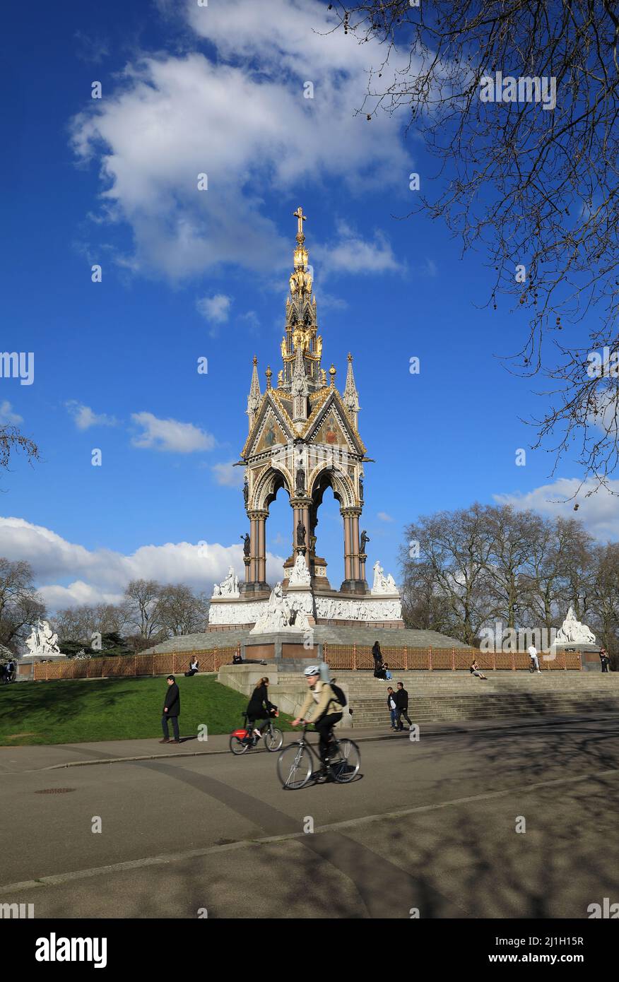 Il sole primaverile sull'Albert Memorial a Kensington Gardens, nella zona ovest di Londra, Regno Unito Foto Stock