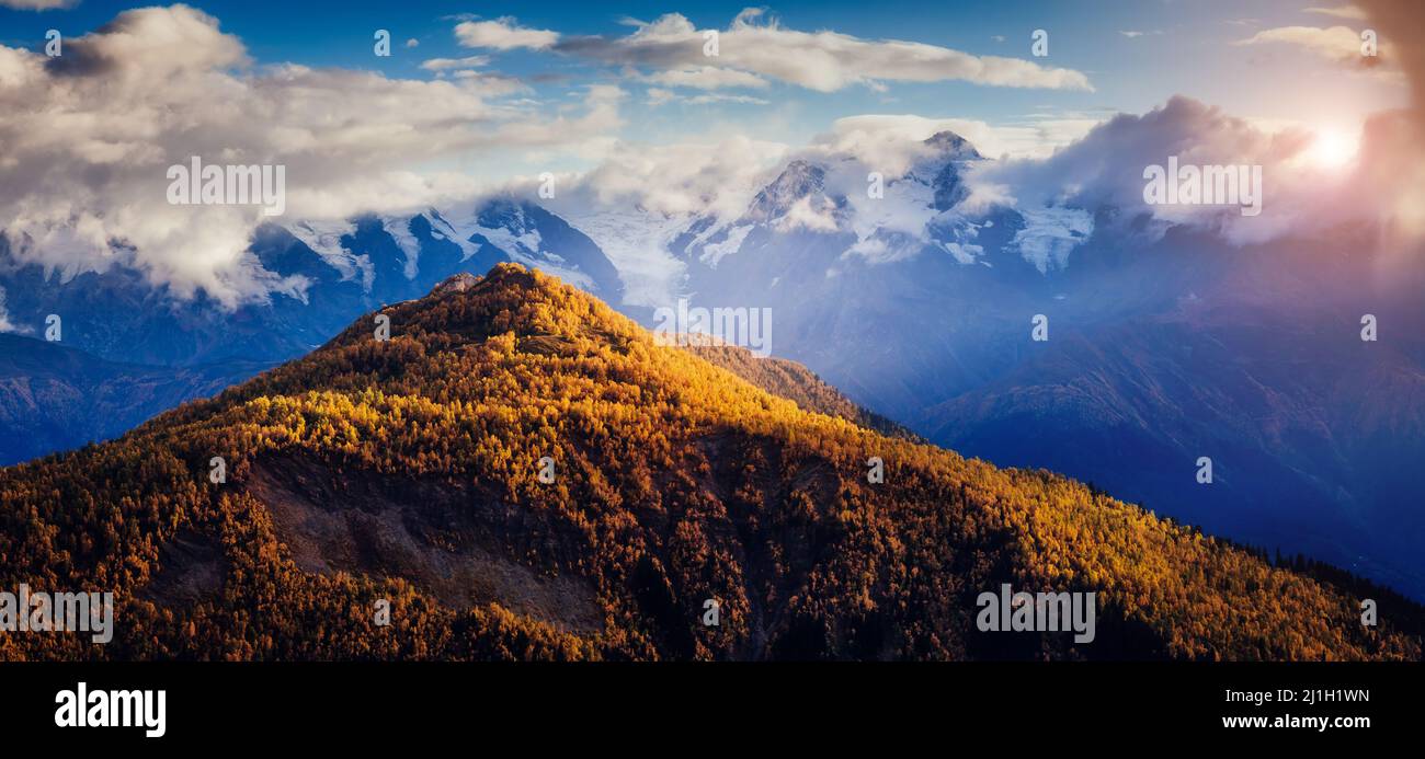 Bella vista sui piedi del Monte Ushba illuminato dalla luce del sole. Scena pittoresca. Location Famous Place Mestia, Upper Svaneti, Georgia, Europa. Alto Cau Foto Stock