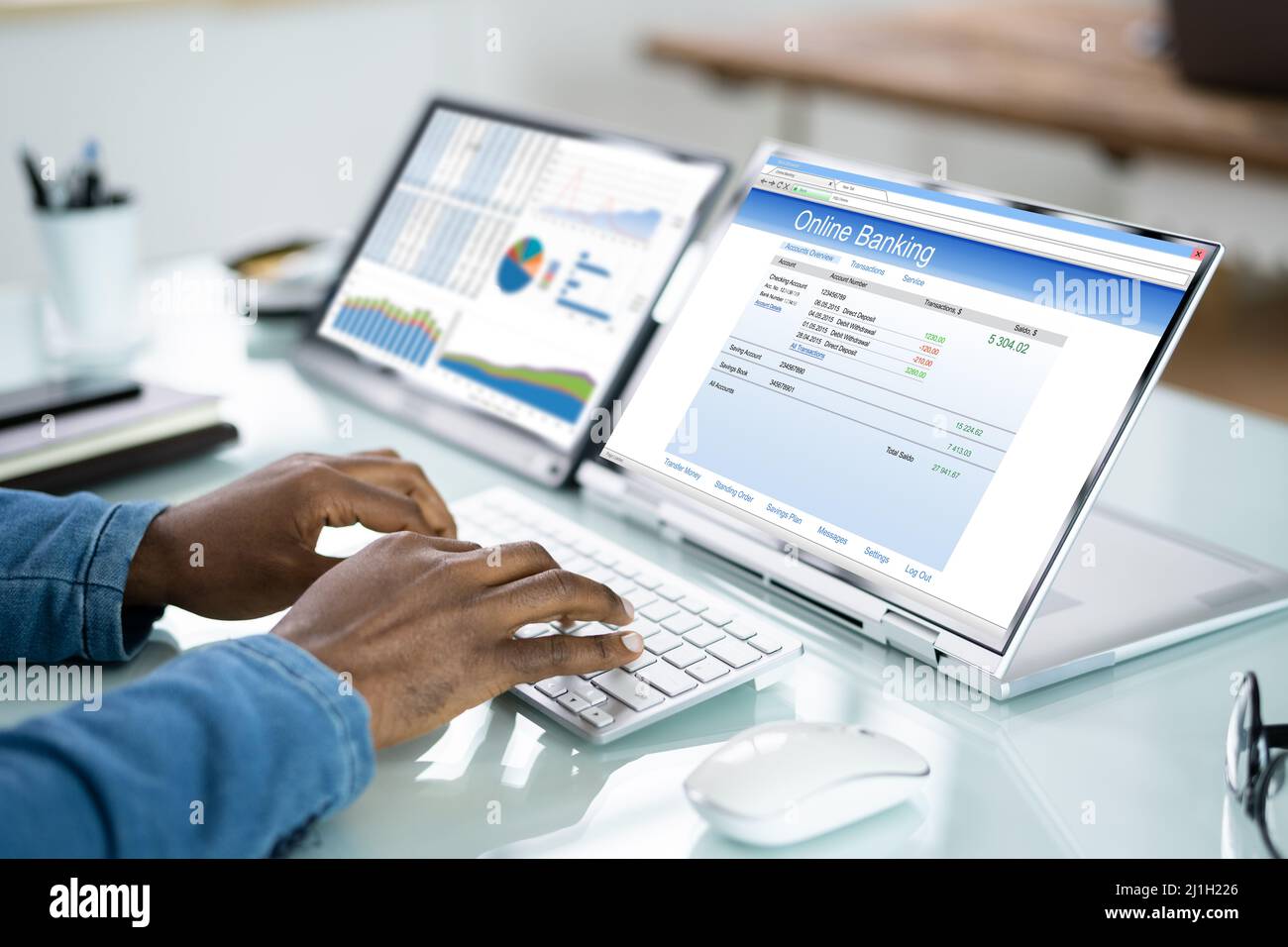 Afroamericano usando il conto corrente in linea della banca via Internet Foto Stock