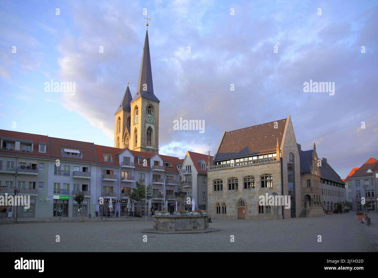 Mercato del legno con municipio e chiesa Martini a Halberstadt, Sassonia-Anhalt, Germania Foto Stock