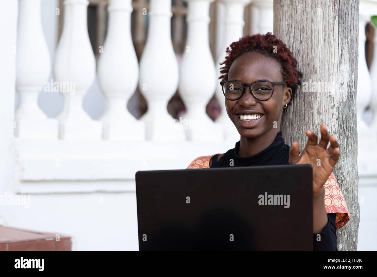 Ritratto di Creative giovane donna d'affari africana che lavora su laptop.African Female concetto di imprenditorialità. Foto Stock