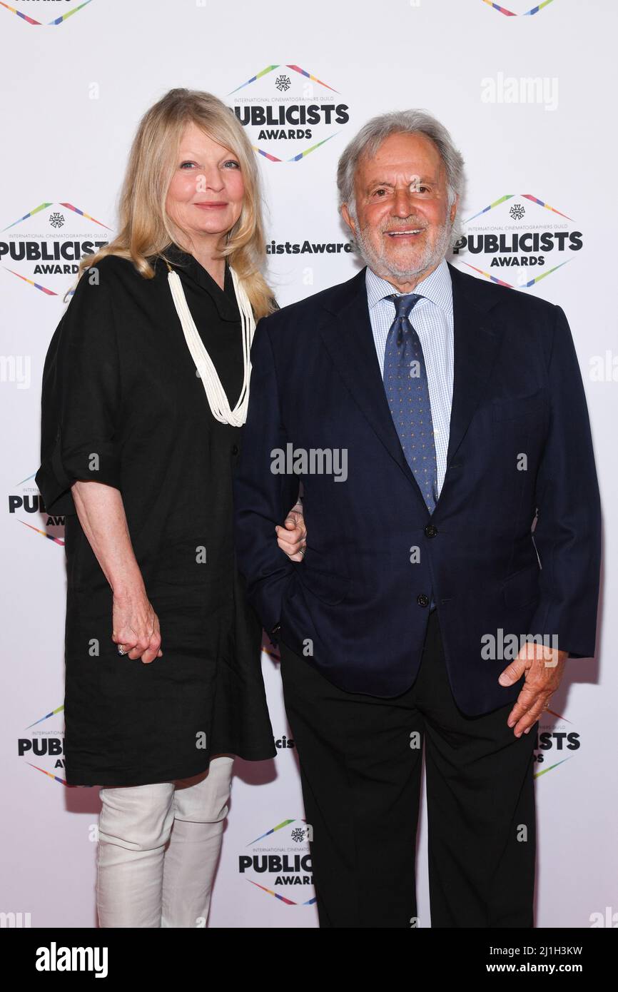 Beverly Hills, Stati Uniti. 25th Mar 2022. Nancy Hult Ganis e Sid Ganis camminano sul tappeto rosso in occasione dei 59th premi annuali ICG Publicists tenutisi al Beverly Hilton Hotel di Beverly Hills, CA il 25 marzo 2022. (Foto di Anthony Behar/Sipa USA) Credit: Sipa USA/Alamy Live News Foto Stock