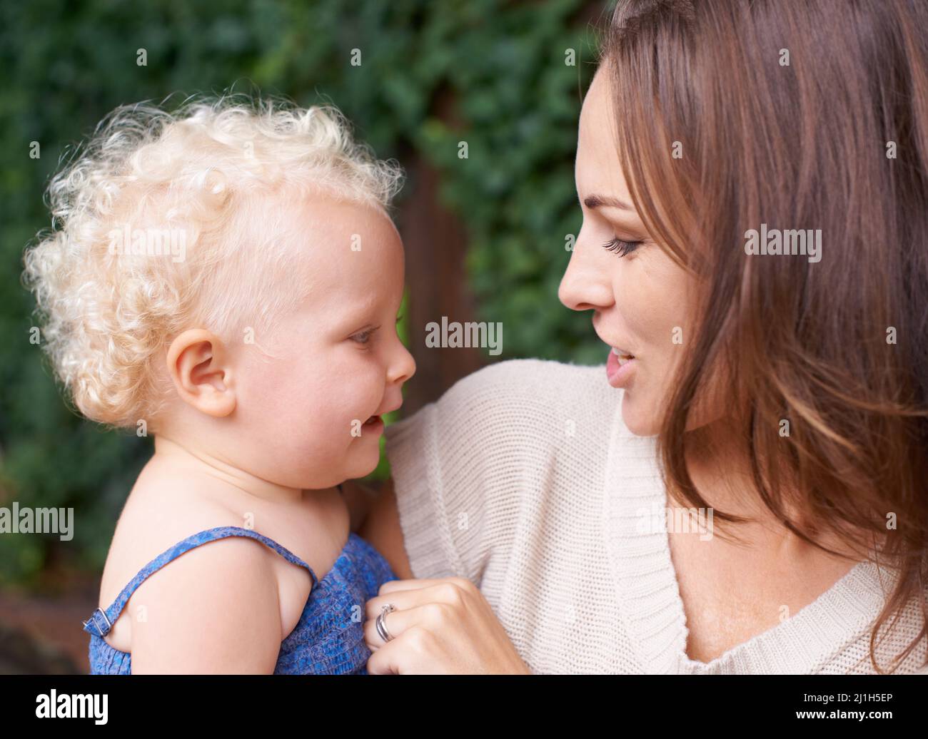 Il relativo giusto mummy ed io. Una giovane madre che tiene il suo adorabile bambino. Foto Stock