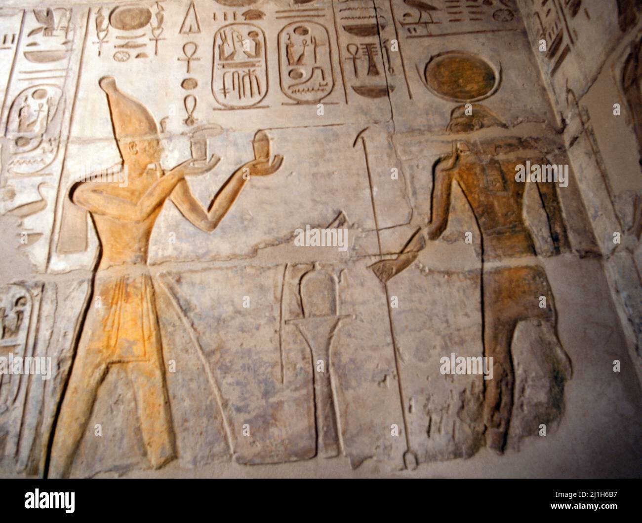 Dandera Egitto Tempio di Hathor allevia Ramses III offrendo a Ra Foto Stock