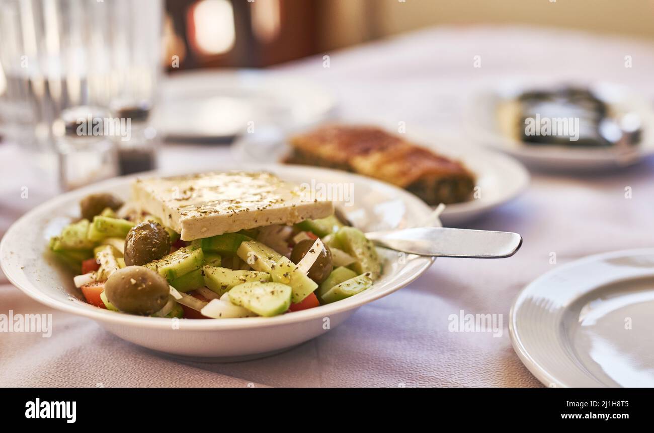 Indulgere il modo sano. Shot di una deliziosa insalata su un piatto senza persone. Foto Stock