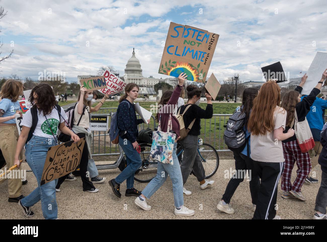 I dimostranti che chiedono al presidente Biden di intraprendere azioni concrete per affrontare la crisi del cambiamento climatico allo Sciopero climatico globale arrivano in Campidoglio dopo aver marciando da un raduno di fronte alla Casa Bianca. Marzo 25, 2022. Foto Stock