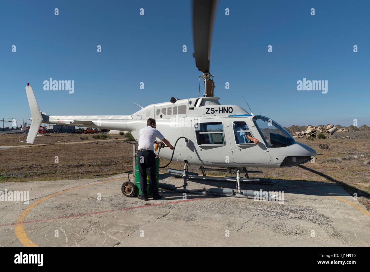 Città del Capo Sud Africa. 2022. Rifornimento di un elicottero con carburante per aviazione. Foto Stock