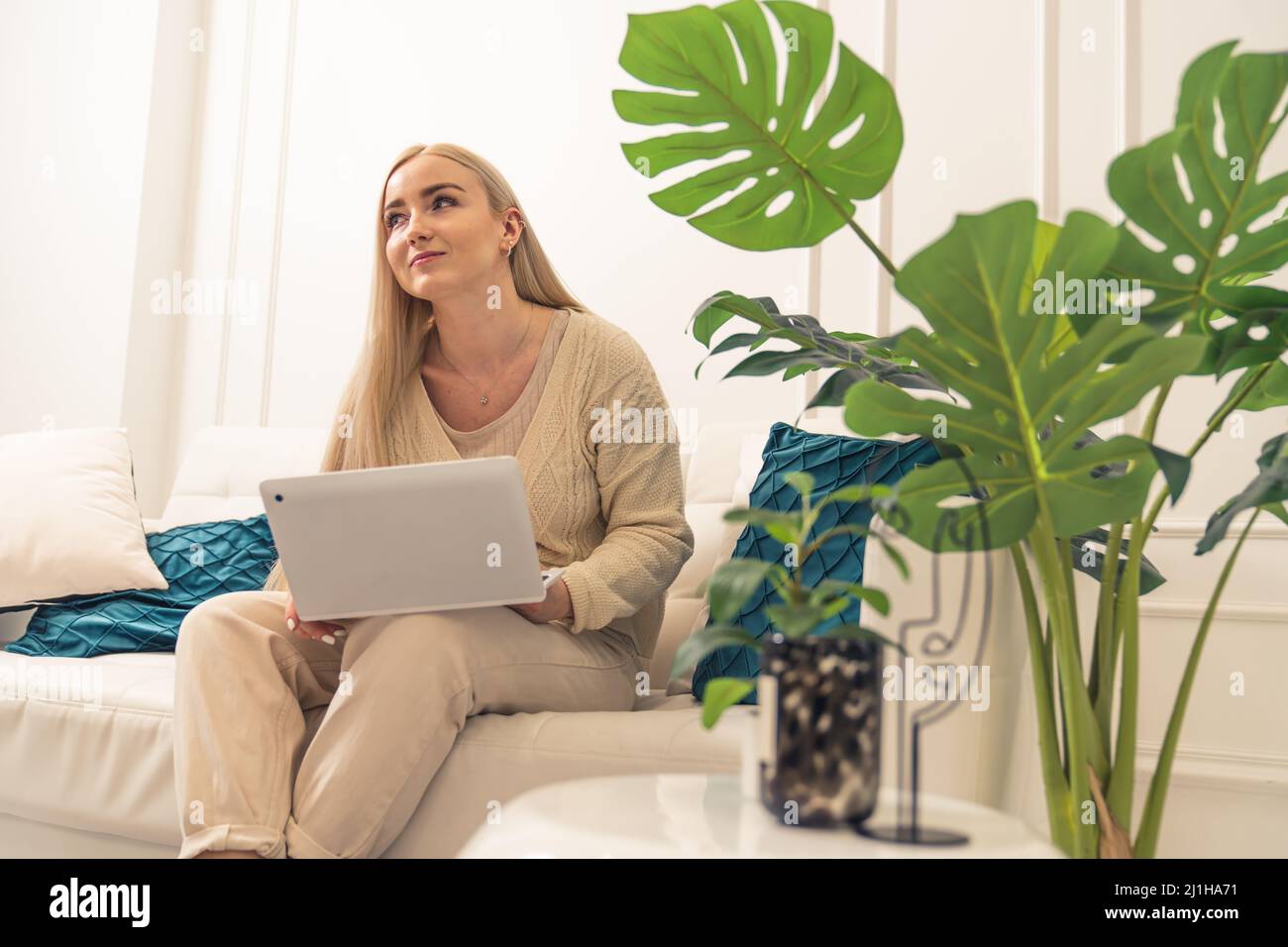 Giovane bionda attraente donna caucasica che lavora a distanza medio colpo . Foto di alta qualità Foto Stock