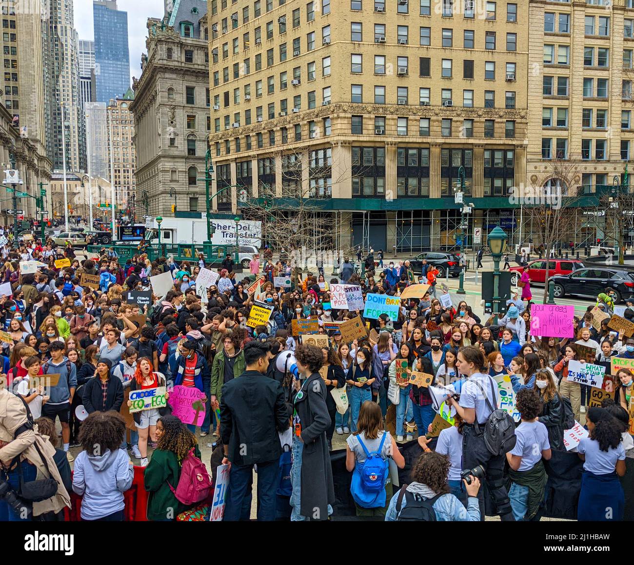 Migliaia di studenti si sono riuniti a Lower Manhattan, New York City per chiedere la giustizia climatica per le generazioni future il 25 marzo 2022. Foto Stock