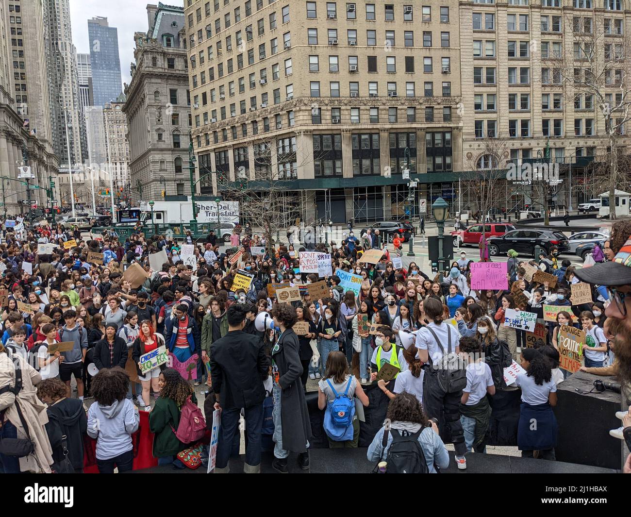 I gruppi di studenti si sono riuniti a Foley Square , New York City per chiedere la giustizia climatica a New York il 25 marzo 2022. Foto Stock