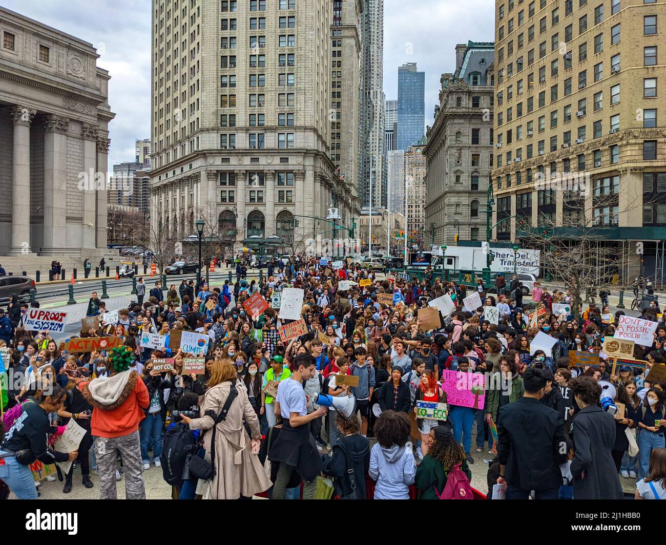 I gruppi di studenti si sono riuniti a Foley Square , New York City per chiedere la giustizia climatica a New York il 25 marzo 2022. Foto Stock