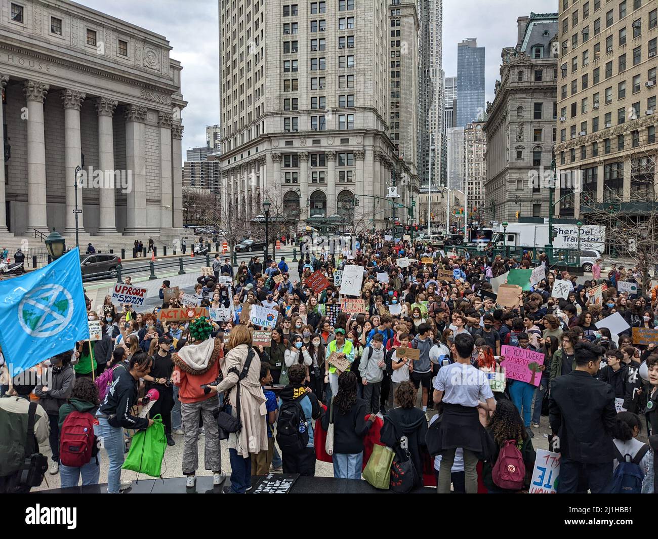 Gli studenti attivisti del clima sono visti avere segni chiedendo giustizia climatica per New York City il 25 marzo 2022. Foto Stock
