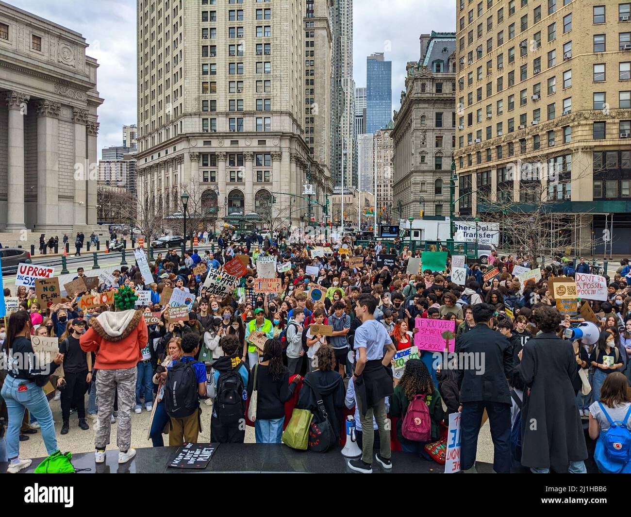 Migliaia di studenti si sono riuniti a Lower Manhattan, New York City per chiedere la giustizia climatica per le generazioni future il 25 marzo 2022. Foto Stock