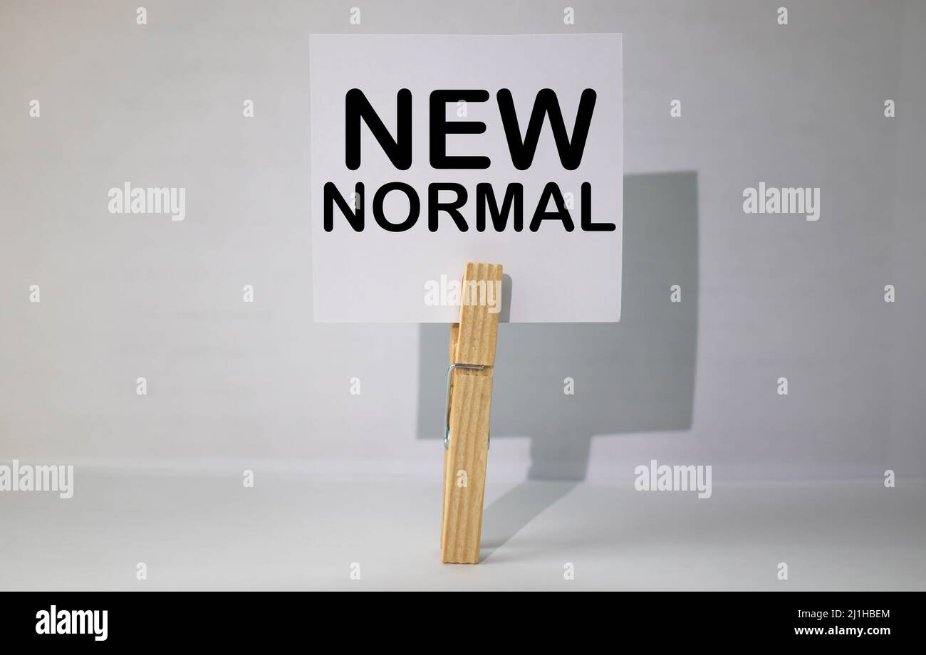 Nuove parole normali. Concetto di comportamento dell'ambiente economico aziendale. Realtà del mondo post pandemica. Foto Stock