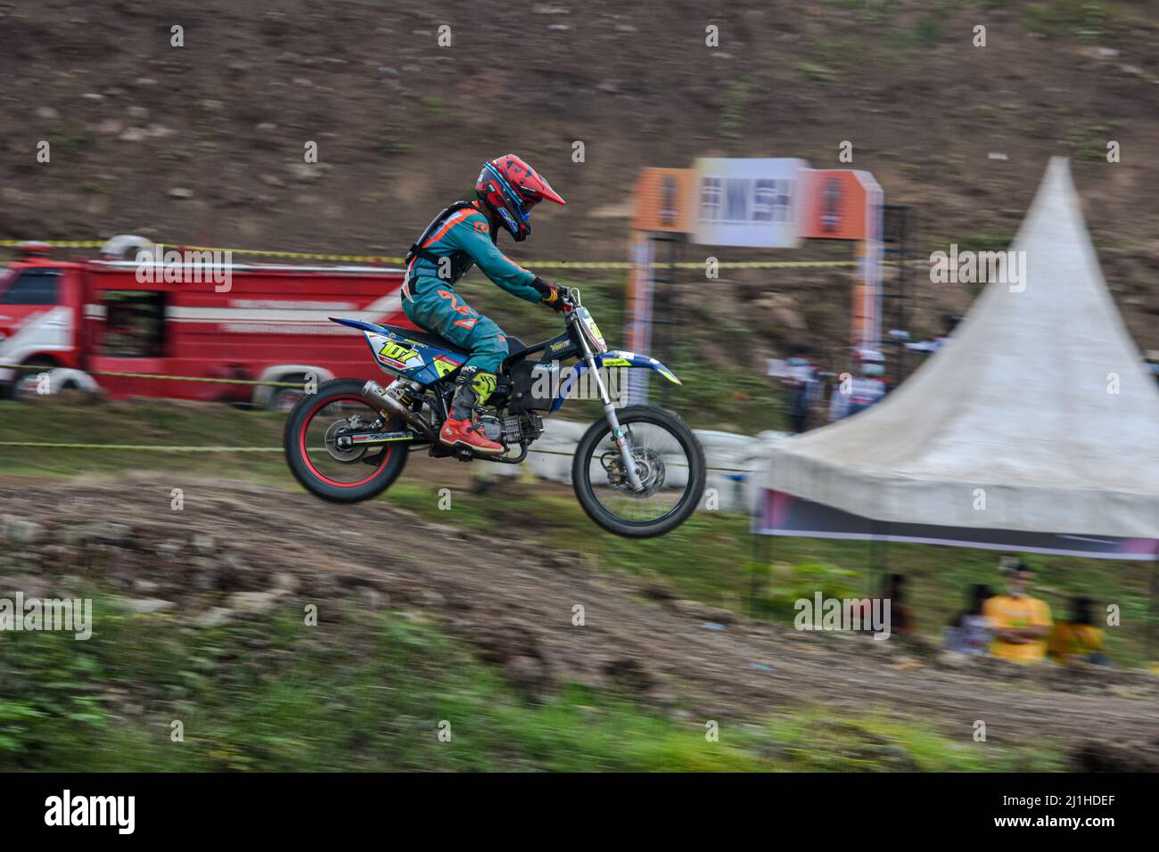 Soppeng, Sulawesi meridionale, Indonesia. 23rd Mar 2022. Un locale automobilista indonesiano che guida sul circuito di motocross Soppeng durante il Latemmamala 2 nel 1 Regional Kejaraan Series II and Motocross Grasstrack Adventure Series VI Performances (Credit Image: © Moch Farabi Wardana/Pacific Press via ZUMA Press Wire) Foto Stock