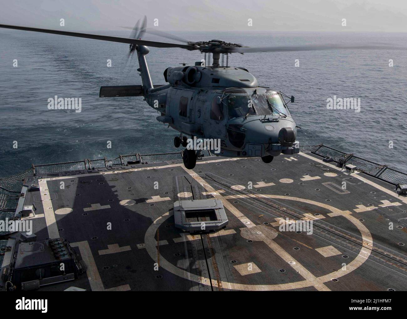 GOLFO ARABICO (24 marzo 2022) un elicottero MH-60R Sea Hawk, attaccato ai “Raptors” di Helicopter Maritime Strike Squadron (HSM) 71, decade durante le operazioni di volo a bordo del cacciatorpediniere missilistico guidato USS Gridley (DDG 101) nel Golfo Arabico, marzo 24. Gridley è schierata nell'area della flotta degli Stati Uniti 5th di operazioni a sostegno delle operazioni navali per garantire la stabilità e la sicurezza marittima nella regione centrale, collegando il Mediterraneo e il Pacifico attraverso l'Oceano Indiano Occidentale e tre punti di arresto strategici. (STATI UNITI Foto Navy di Mass Communication Specialist 2nd Classe Colby A. Madre Foto Stock