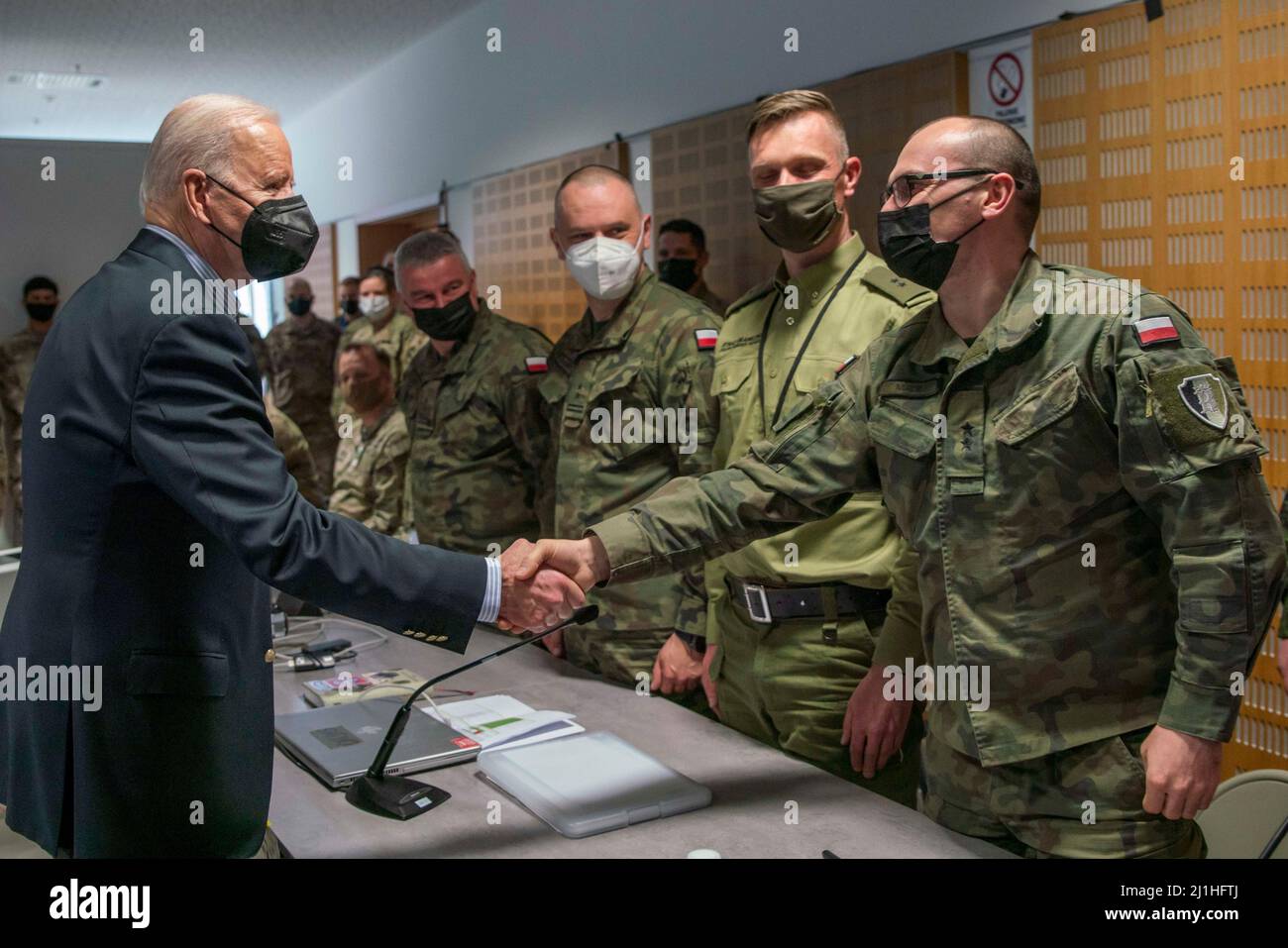 Jaionka, Polonia. 25th Mar 2022. Il presidente degli Stati Uniti Joe Biden saluta i soldati polacchi che lavorano insieme ai paracadutisti statunitensi in una base NATO, il 25 marzo 2022 a Jasionka, Polonia. Credito: SGT. Claudia Nix/U.S.A. Army/Alamy Live News Foto Stock
