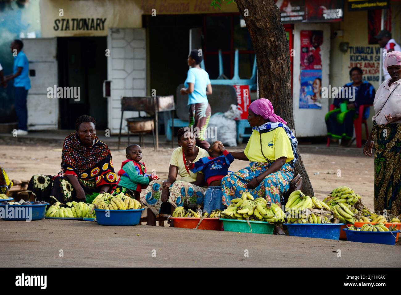 Donne tanzaniane che vendono banane lungo la strada in MTO Wa Mbu, Tanzania. Foto Stock