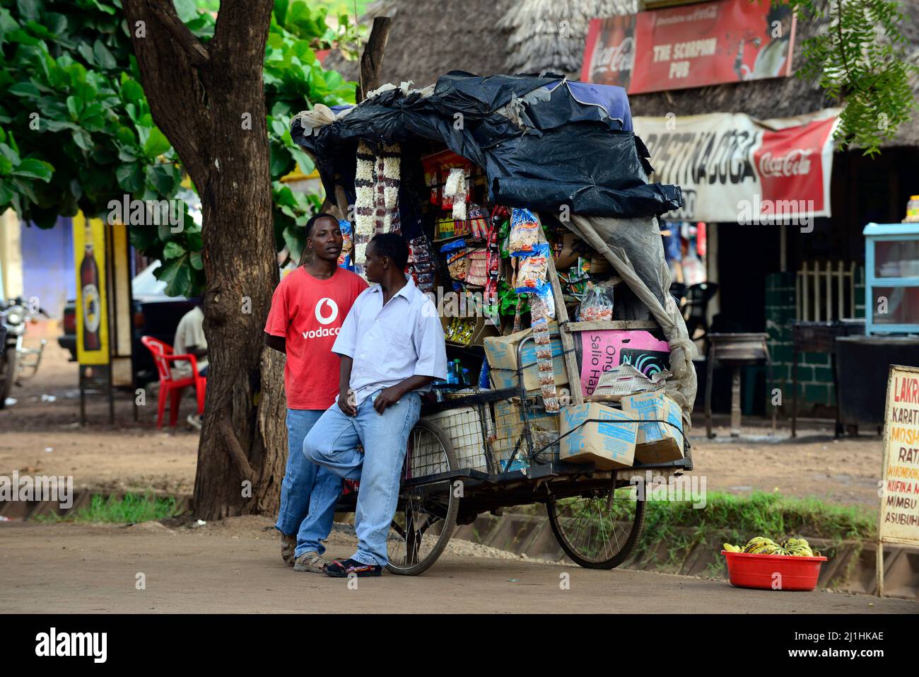 Un fornitore di snack tanzaniano in MTO Wa Mbu, Tanzania. Foto Stock