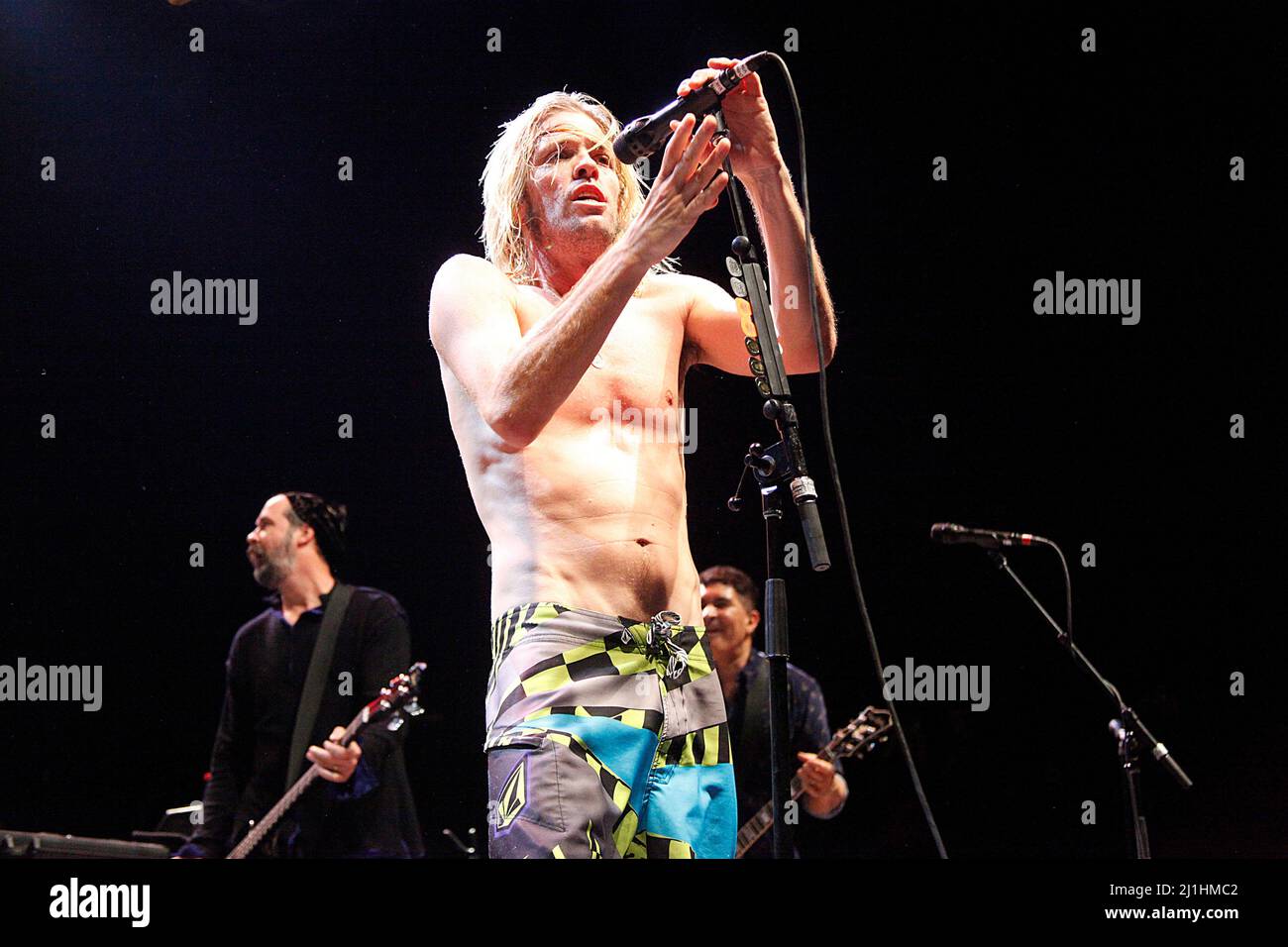 **FOTO DEL FILE** Taylor Hawkins è passato via. NEW YORK, NY - FEBBRAIO 13 : Taylor Hawkins of the Sound City Players in esecuzione alla sala da ballo Hammerstein di New York il 13 Febbraio 2013 © Star Shooter/MediaPunch Inc Foto Stock