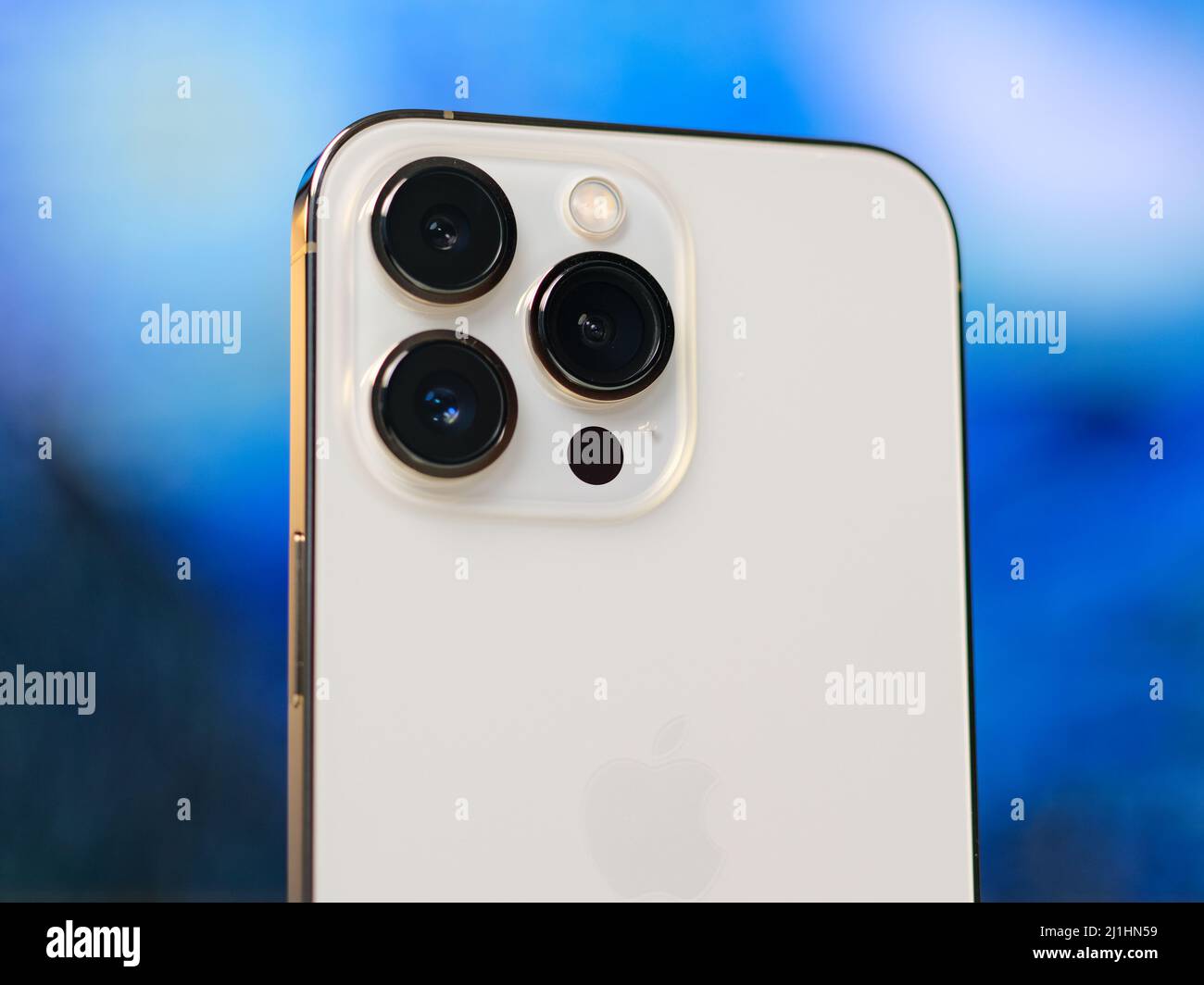 HCMC, Vietnam - 19 agosto 2021: Visualizzazione del nuovo iPhone 13 o iPhone 13 Pro e Apple Airpod per uso editoriale Foto Stock