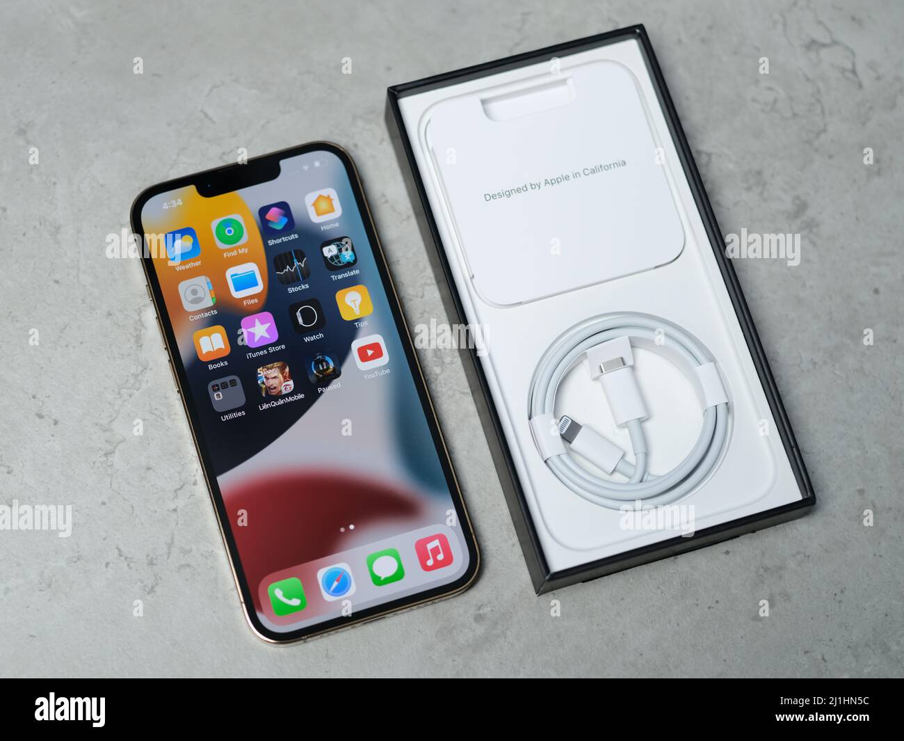 HCMC, Vietnam - 19 agosto 2021: Visualizzazione del nuovo iPhone 13 o iPhone 13 Pro e Apple Airpod per uso editoriale Foto Stock