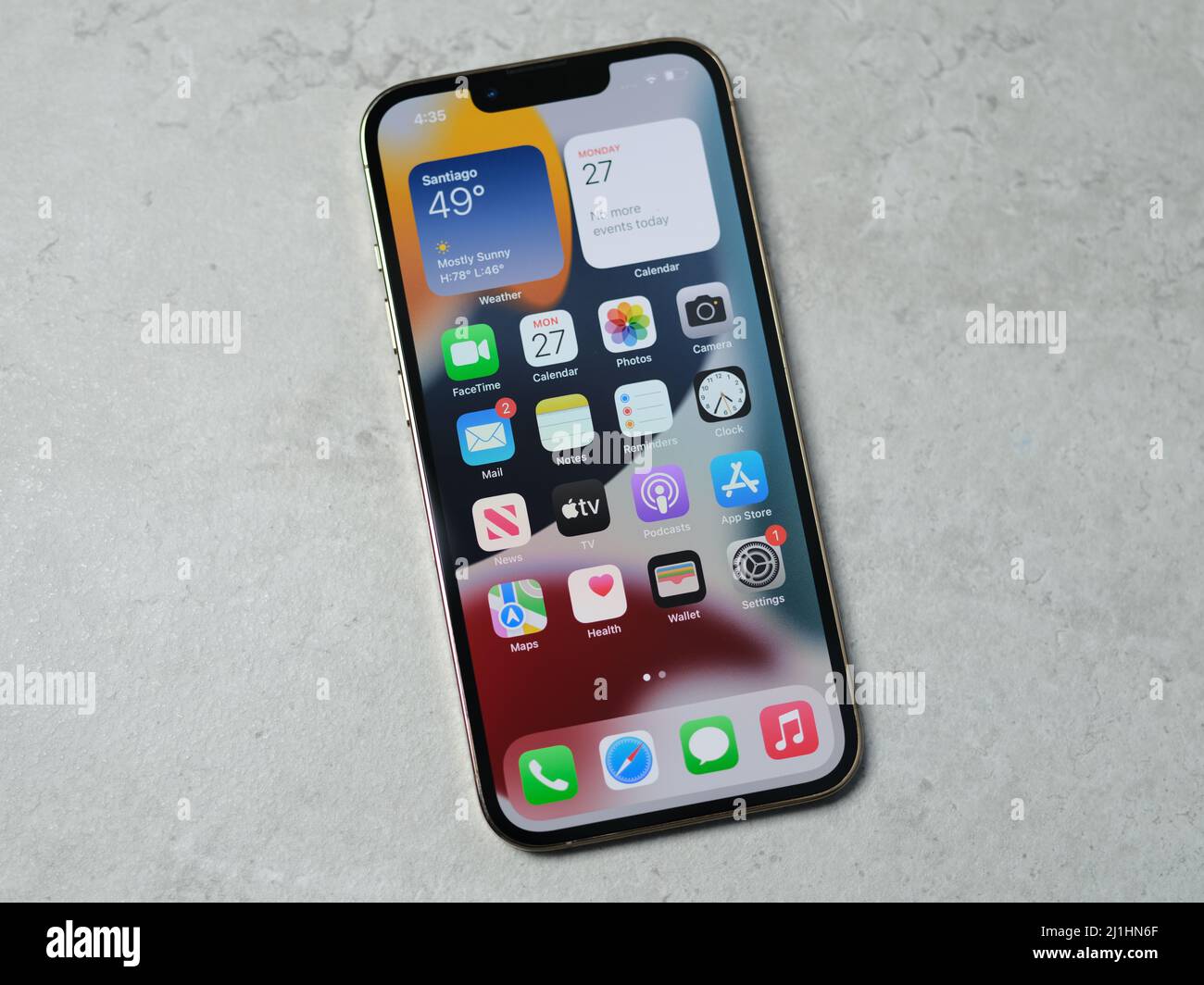 HCMC, Vietnam - 19 agosto 2021: Visualizzazione del nuovo iPhone 13 o iPhone 13 Pro e Apple Airpod per uso editoriale Foto Stock