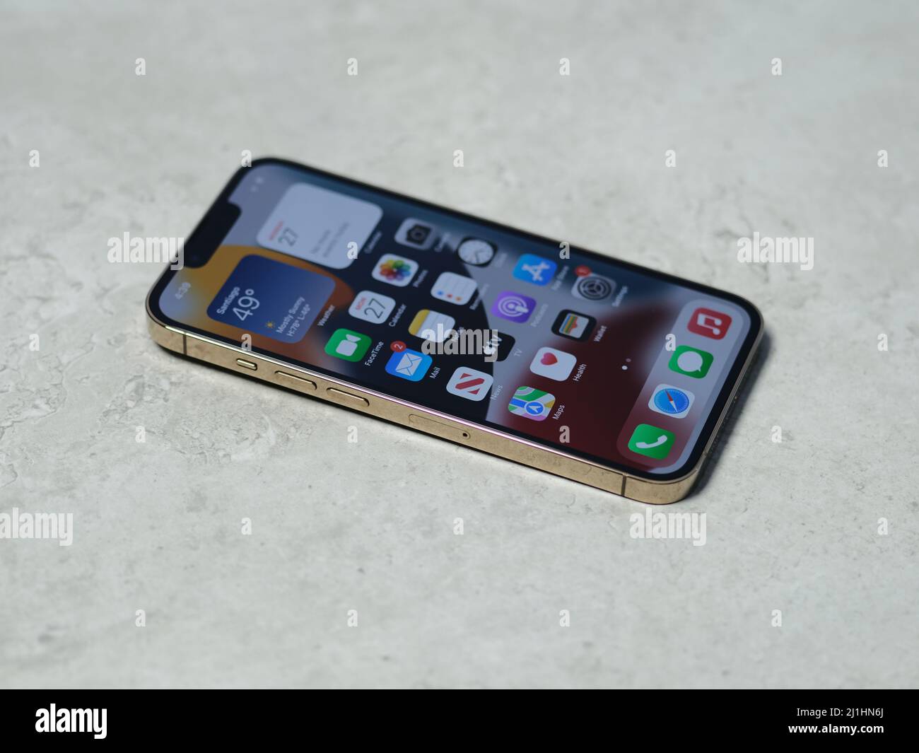 HCMC, Vietnam - 19 agosto 2021: Visualizzazione del nuovo iPhone 13 o iPhone 13 Pro e Apple Airpod per uso editoriale Foto Stock