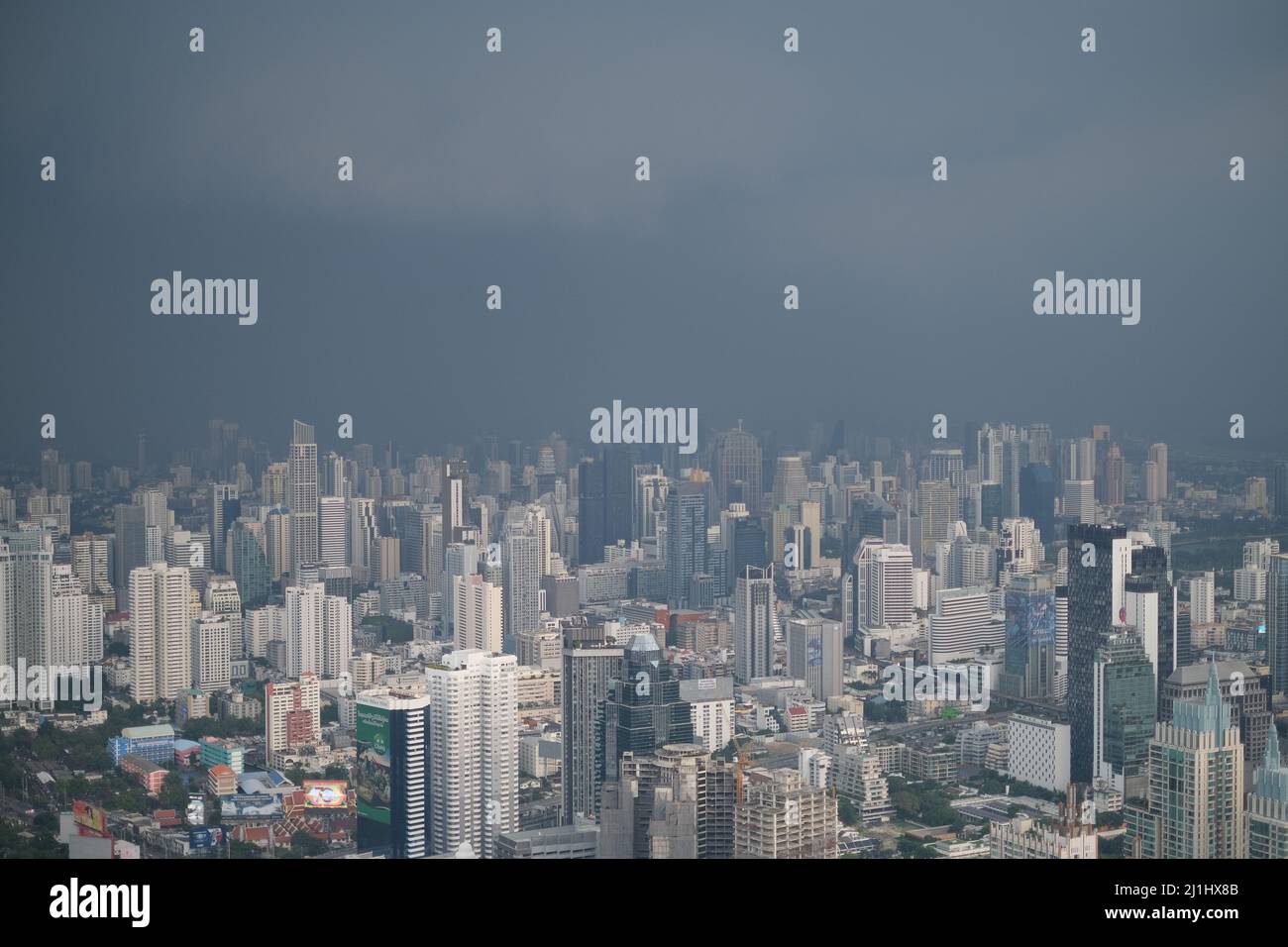 Nuvola di tempesta sui grattacieli di Bangkok, vista aerea Foto Stock
