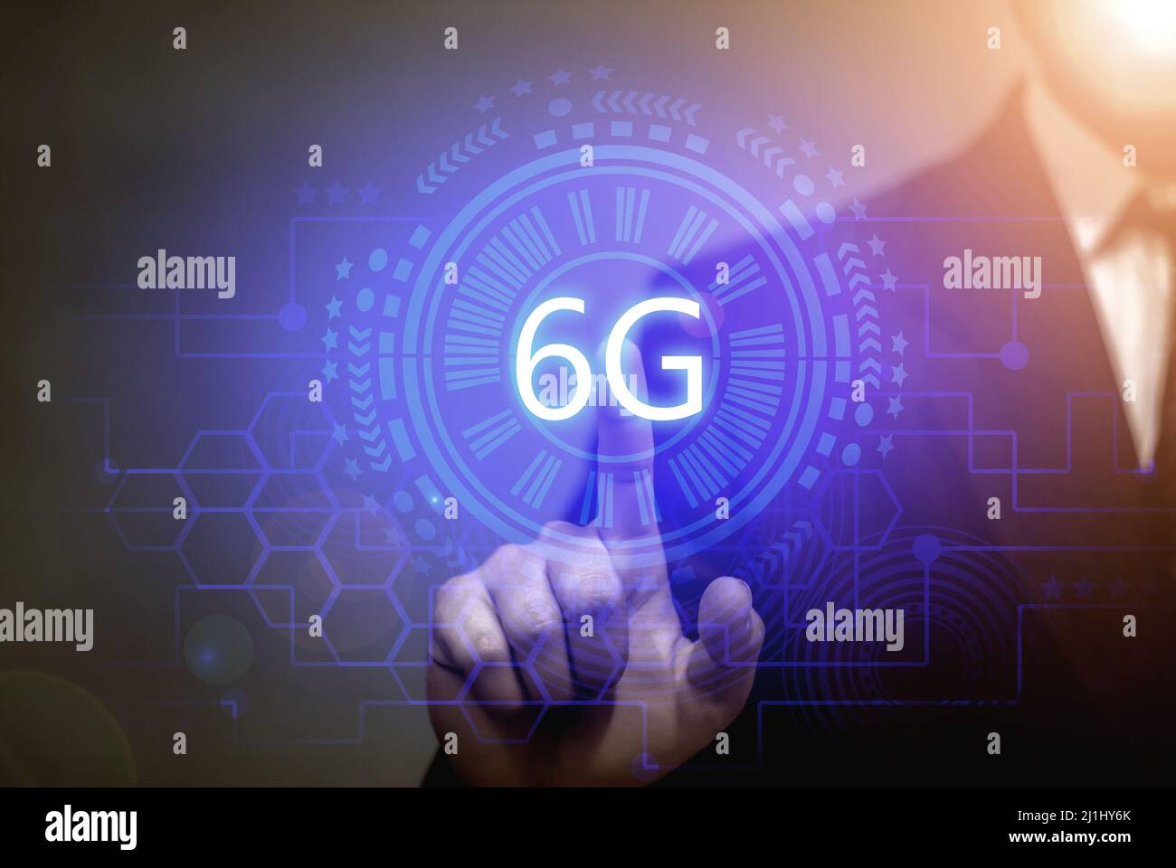 6G,Concepts about Internet Technology and Networking giovani uomini d'affari che lavorano su schermi virtuali in futuro e vedono l'iscrizione: 6G usando un f Foto Stock