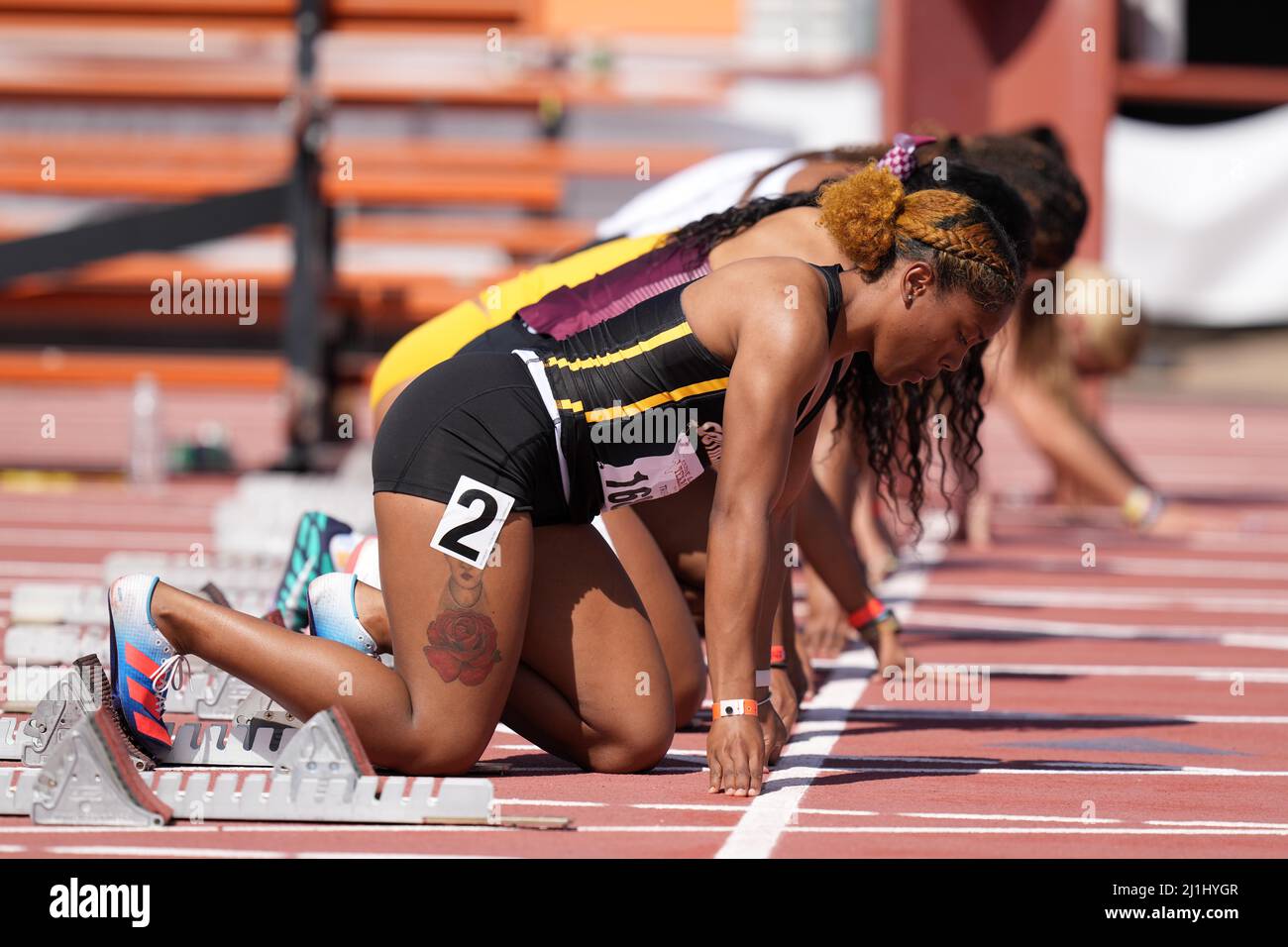 Trinity Flagler del Mississippi meridionale nei blocchi di partenza di un calore femminile 100m durante il 94th Clyde Littlefield Texas Relays, Venerdì, Mar 25, Foto Stock