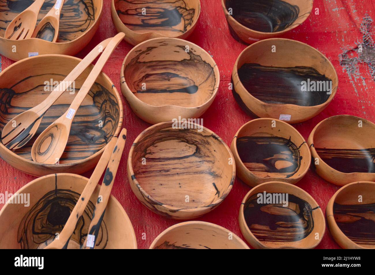 Ciotole e utensili in legno fatti a mano per una vita ecologica e più sostenibile Foto Stock