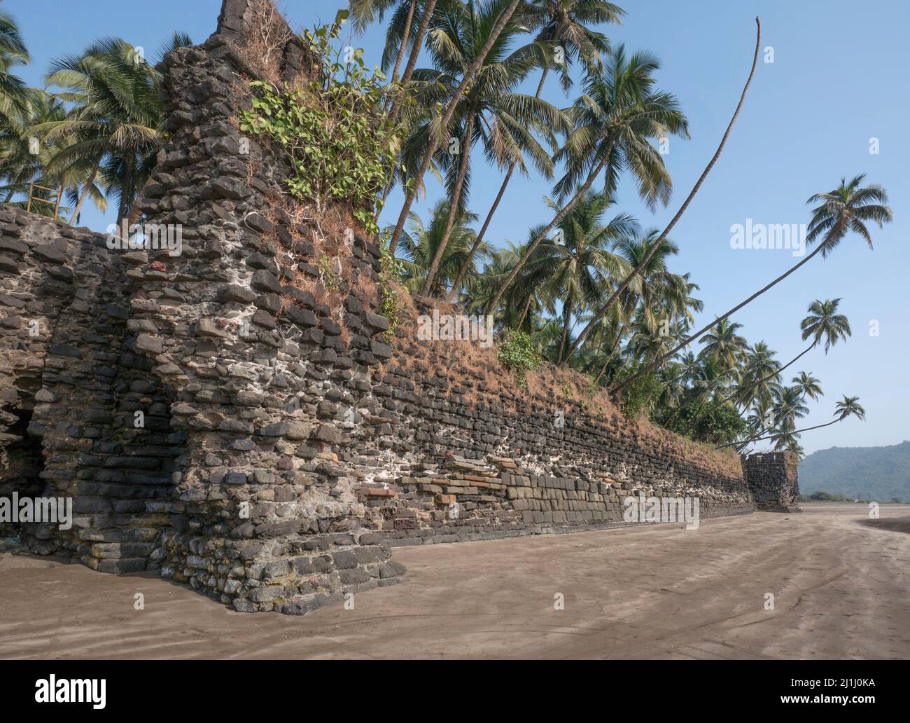 Mura esterne del forte di Revdanda visto dalla spiaggia di Revdanda. Questo forte è stato costruito dal portoghese Foto Stock