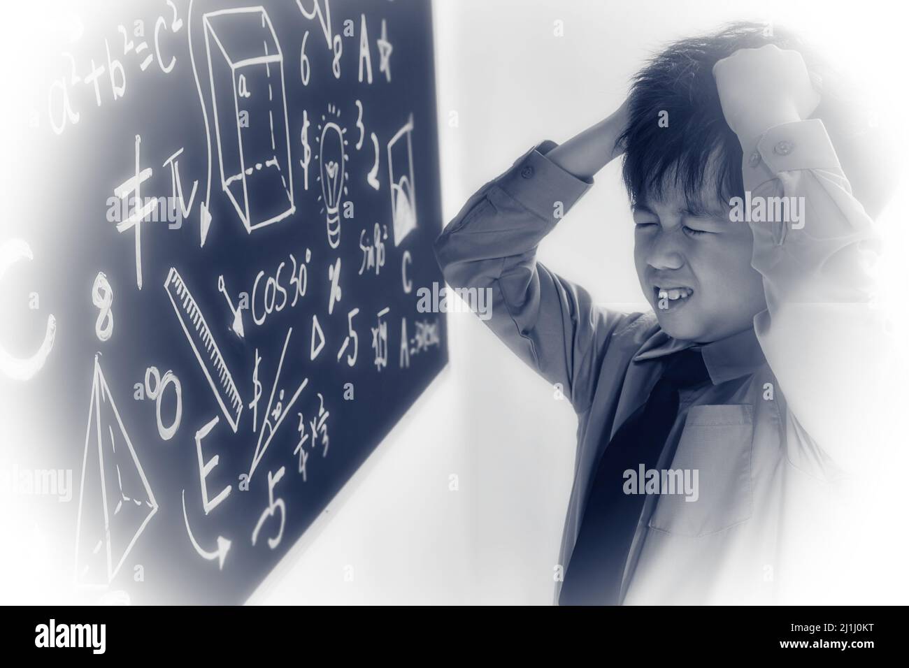 La scuola primaria i ragazzi venivano math problema posto Foto Stock