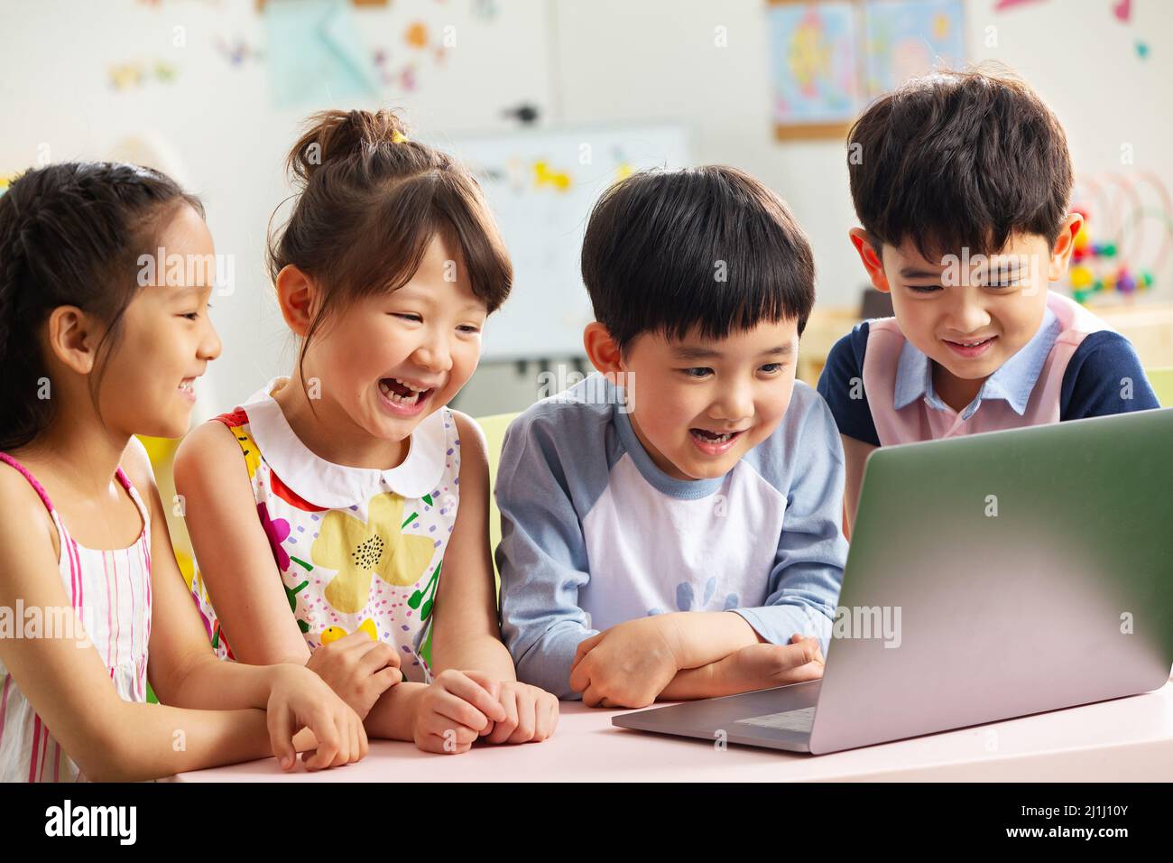 I bambini dell'asilo guardano il video Foto Stock
