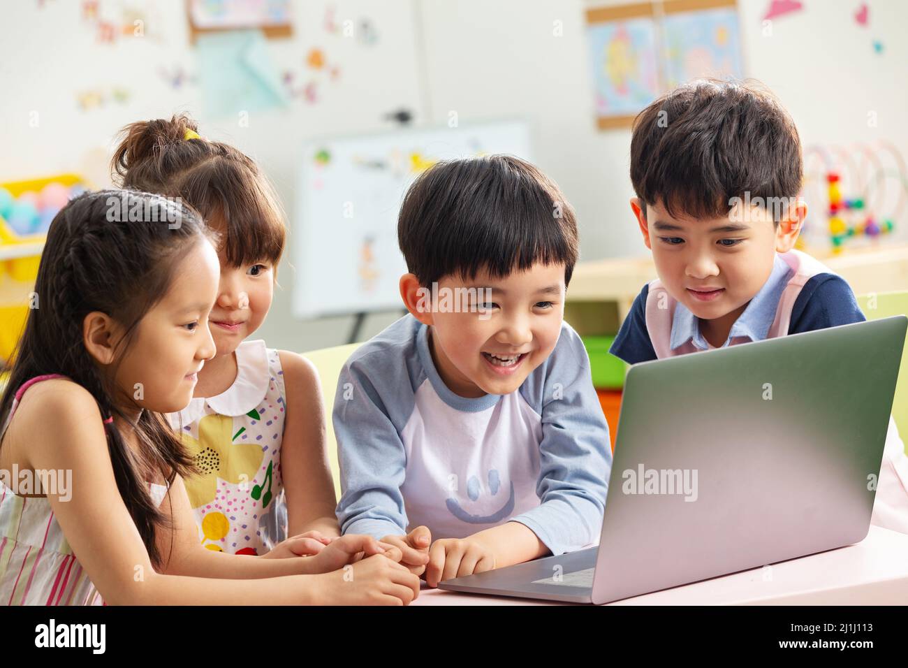 I bambini dell'asilo guardano il video Foto Stock
