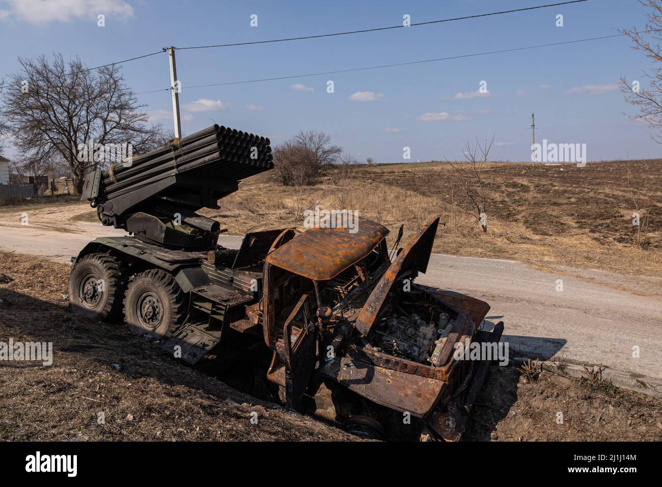 Kiev, Ucraina. 25th Mar 2022. Un veicolo distrutto MLRS (sistema a razzo a lancio multiplo) può essere visto a Kiev Oblast. Giorno 29 della guerra Russia-Ucraina, mentre l'Ucraina continua la difesa della sua capitale Kyiv dall'attacco russo. Il Ministero della Difesa ucraino ha dichiarato di aver distrutto 561 carri armati russi, come dice la NATO, la Russia potrebbe aver perso 15.000 truppe in appena un mese di guerra. Credit: SOPA Images Limited/Alamy Live News Foto Stock