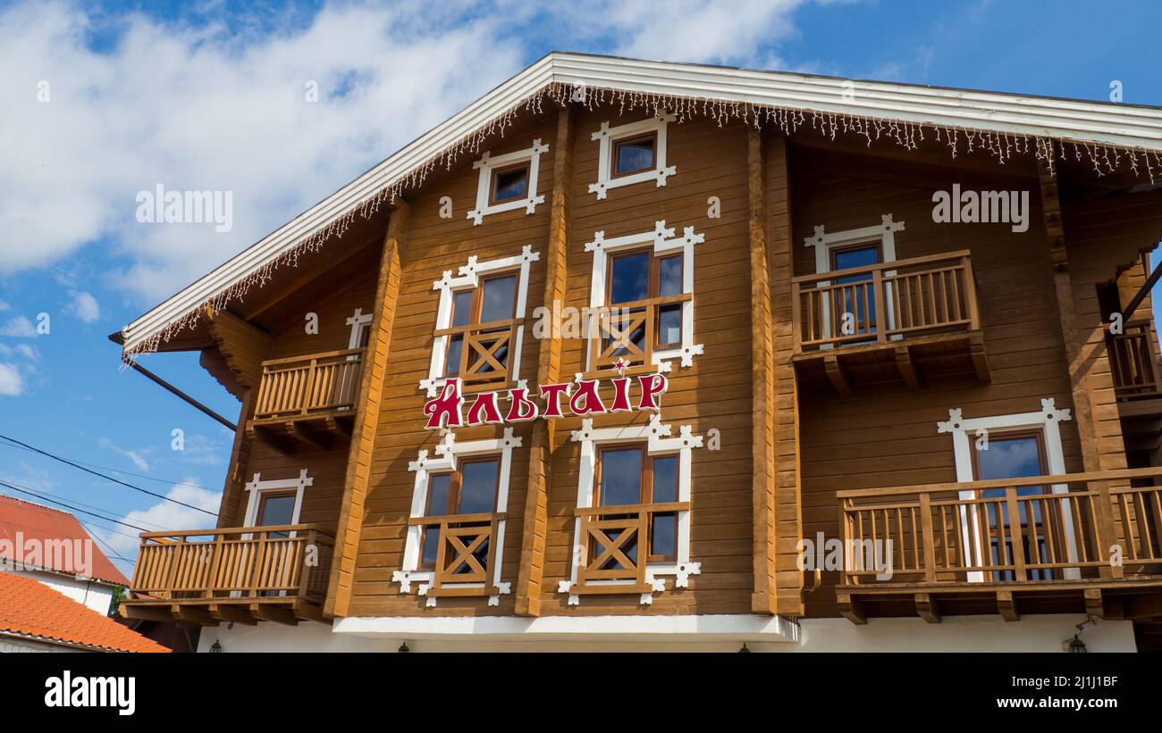 facciata di una casa in legno in montagna con elementi decorativi bianchi Foto Stock