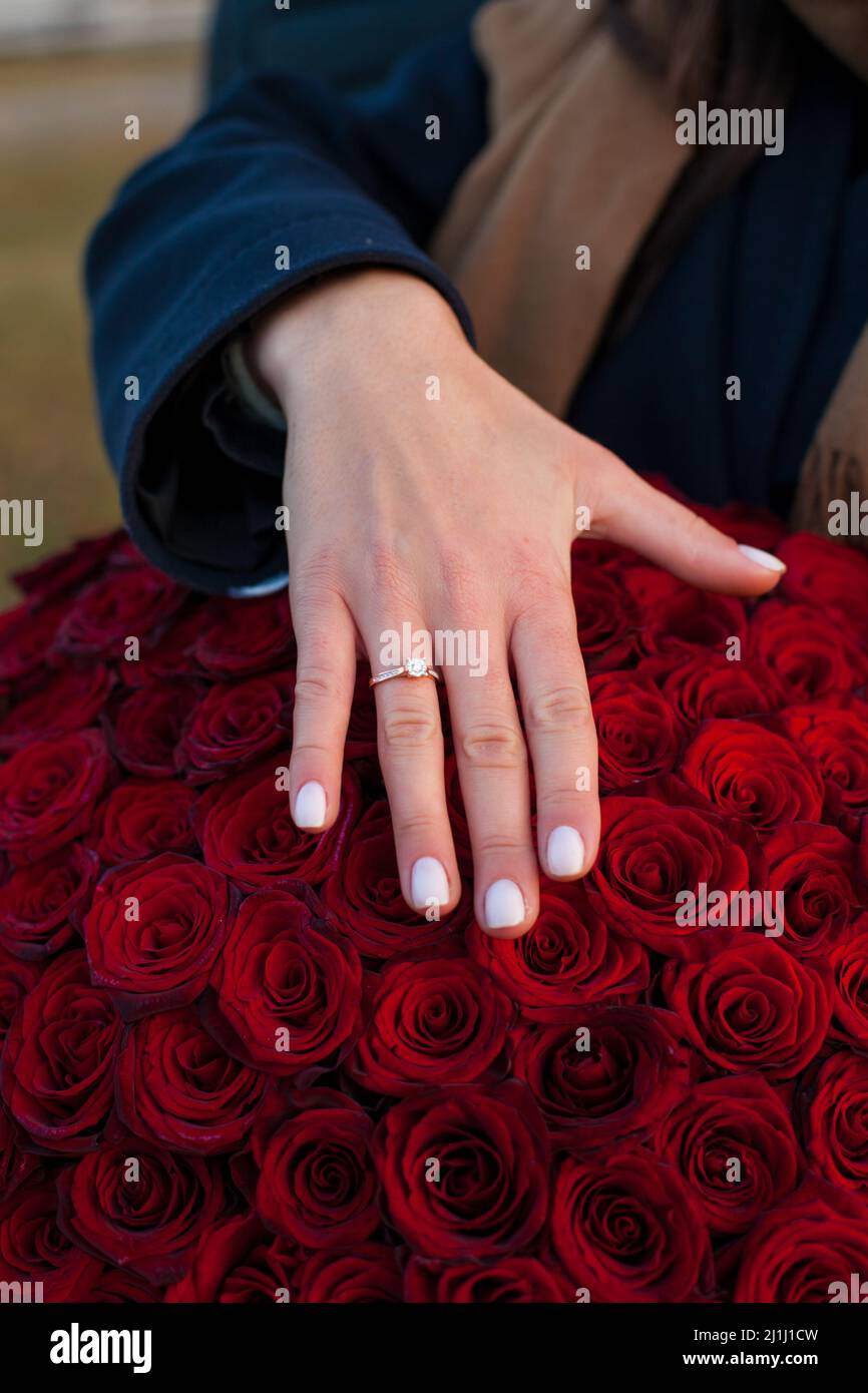 Mano di una ragazza con un anello di aggancio Foto Stock