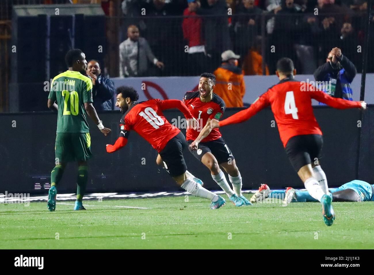 Cairo, Egitto. 25th Mar 2022. I giocatori egiziani festeggiano dopo aver  segnato la prima tappa della partita di calcio di qualificazione della  Coppa del mondo 2022 tra Egitto e Senegal al Cairo,