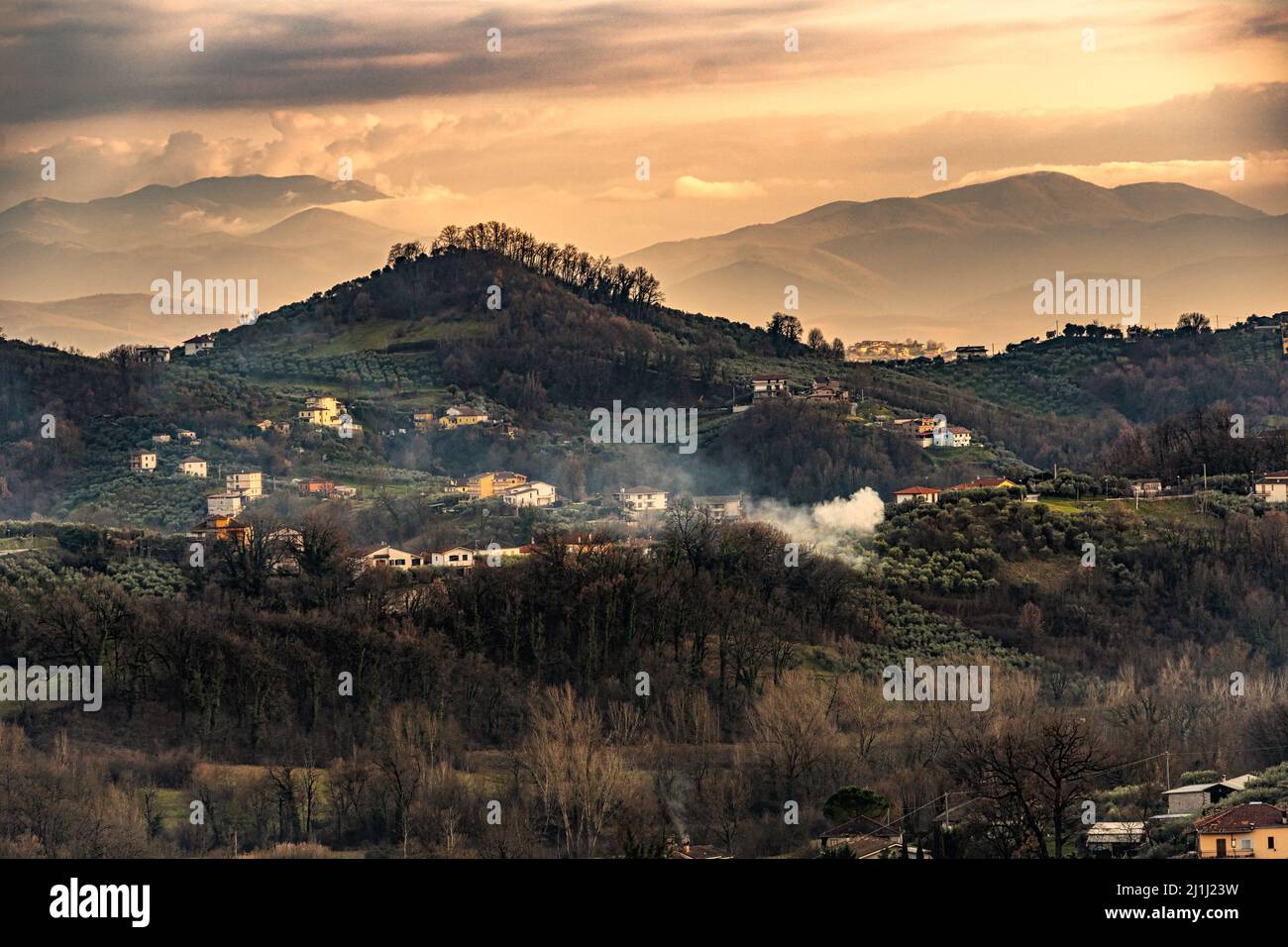 Paesaggio delle colline intorno a Veroli con uliveti e boschi. Veroli, provincia di Frosinone, Lazio, Italia, Europa Foto Stock