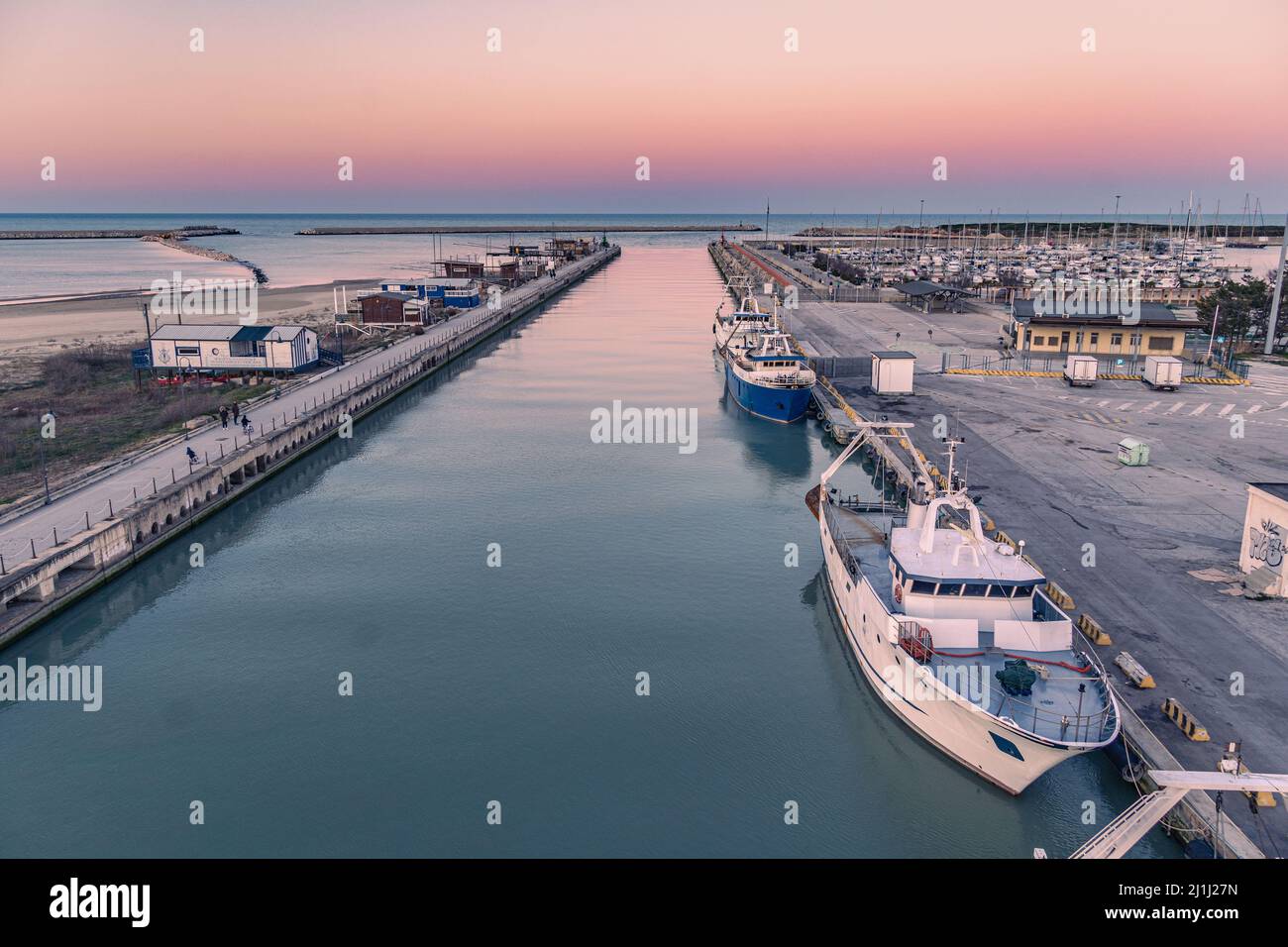 Il porto canale di Pescara verso lo sbocco al mare al tramonto. Pescara, provincia Pescara, Abruzzo, Italia, Europa Foto Stock