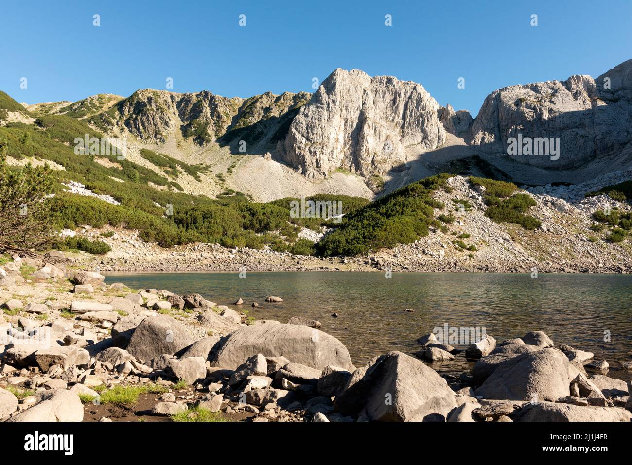 Sinanitsa cima marmorea laterale del lago glaciale di Sinanitsa nel Parco Nazionale e Riserva del Pirin, Monte Pirin, Bulgaria, Balcani, Europa Foto Stock