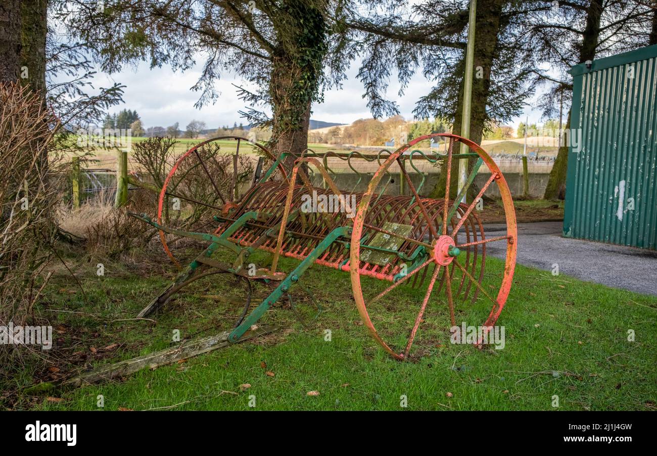 Arrugginito vecchio cavallo trainato da rastrello agricolo di fieno, Carsphairn, Scozia Foto Stock