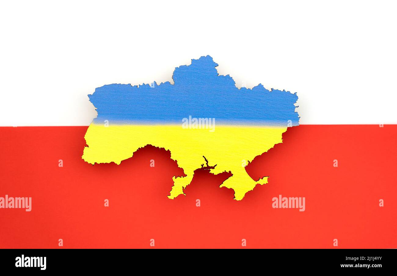 Ucraina sullo sfondo della bandiera polacca. Mappa del paese giallo blu. Concetto di solidarietà Foto Stock