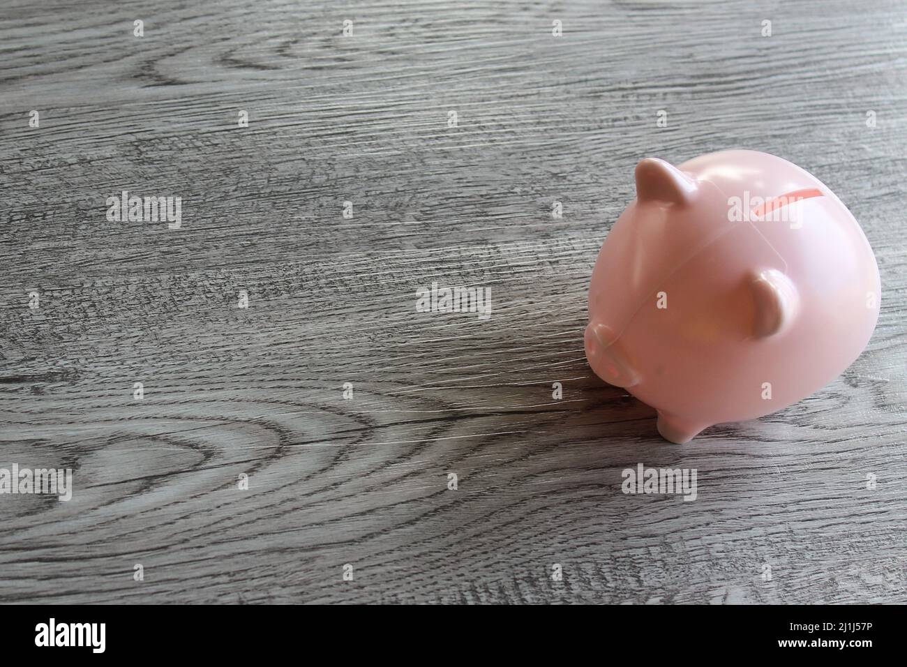 Piggy bank sul tavolo con spazio per la copia del testo. Business, investimenti, pianificazione finanziaria, risparmio di denaro Foto Stock