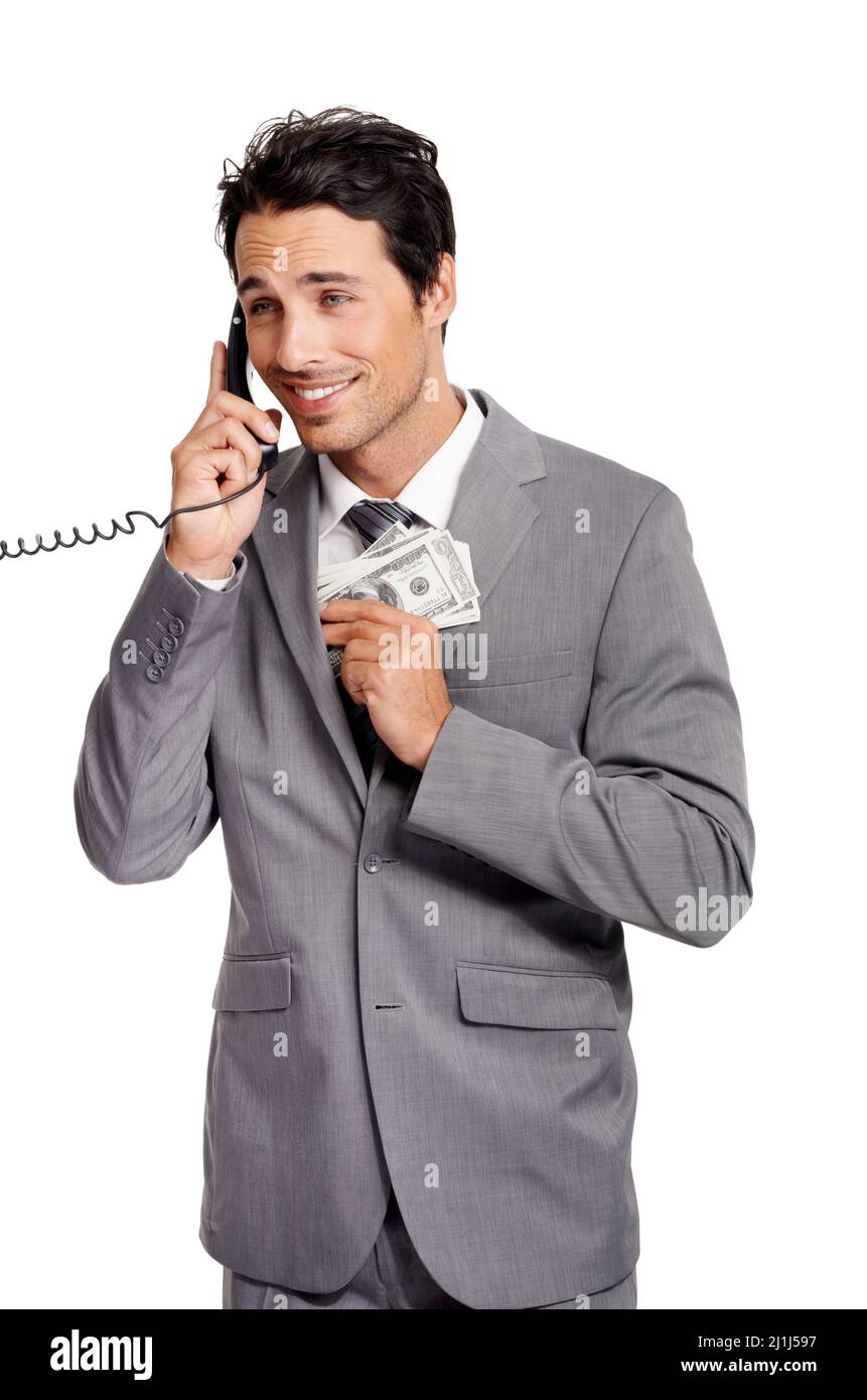 A voi piace investire con me, dite: Non etico. Un uomo d'affari disetico che tira una borra di denaro nella tasca della giacca mentre si trova al telefono. Foto Stock