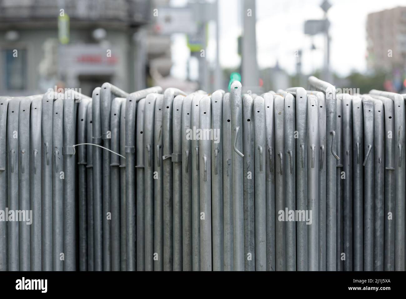 Recinzione temporanea. Sezioni metalliche di recinzione temporanea, barriera pedonale portatile assemblata e in fila Foto Stock